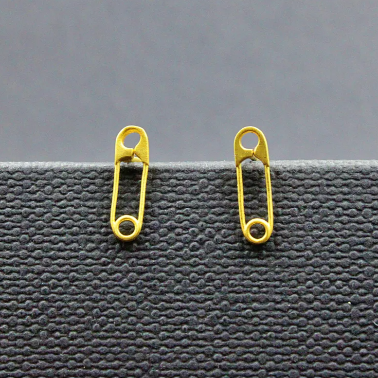 Knopfohrring mit 18-karätiger vergoldeter Kette