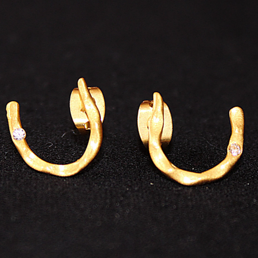 Button earring with 18kt gold plated chain