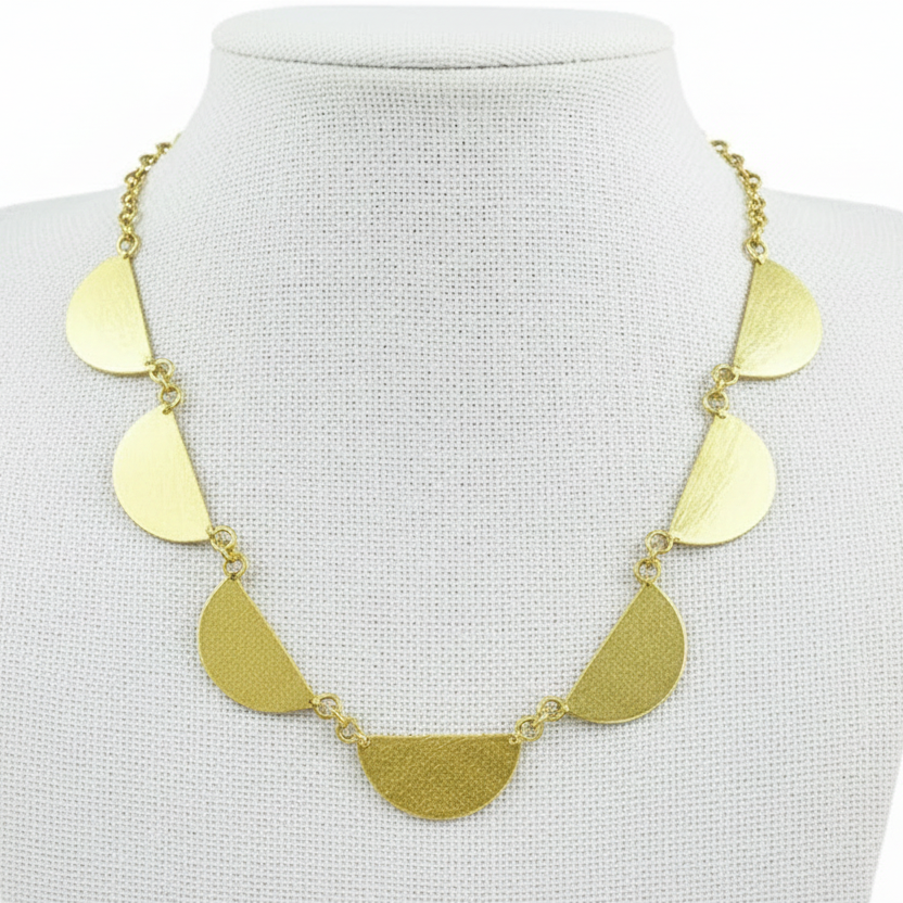 Collar MILOS bañado en oro 18kt - diseño con carácter.