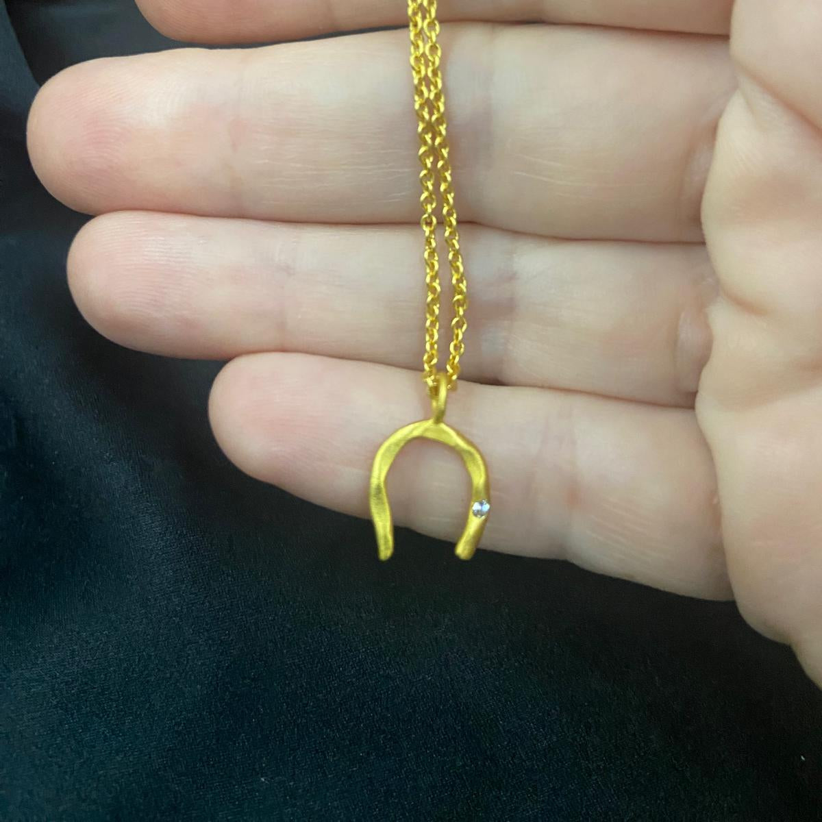 Knopfohrring mit 18-karätiger vergoldeter Kette