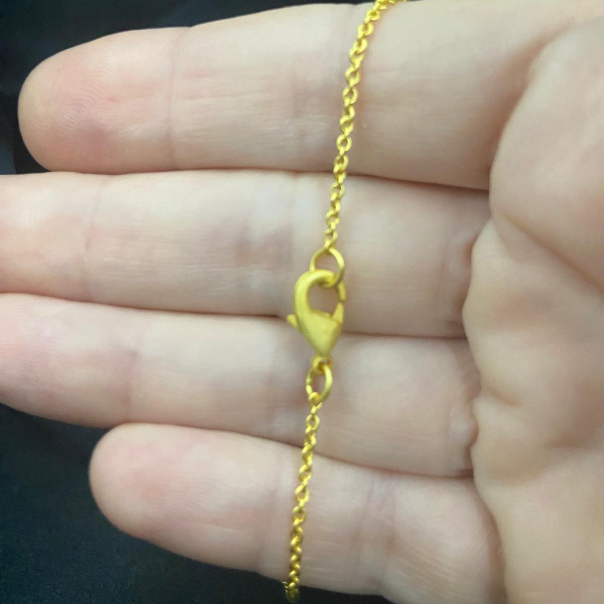 Knopfohrring mit 18-karätiger vergoldeter Kette