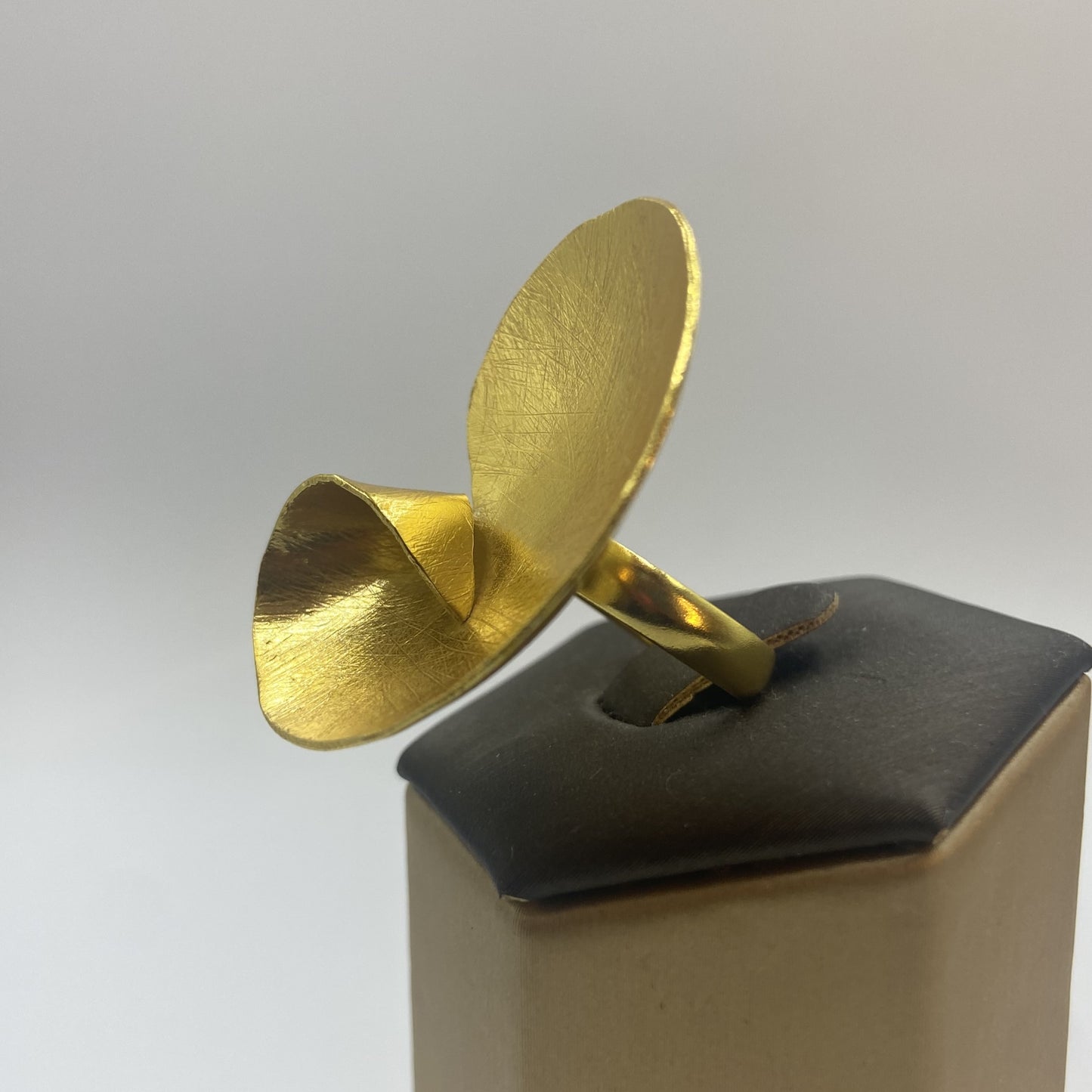 Anillo ELBA bañados en oro - Diseño con carácter