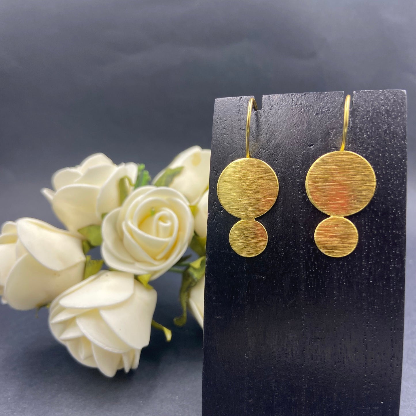 Button earring with 18kt gold plated chain