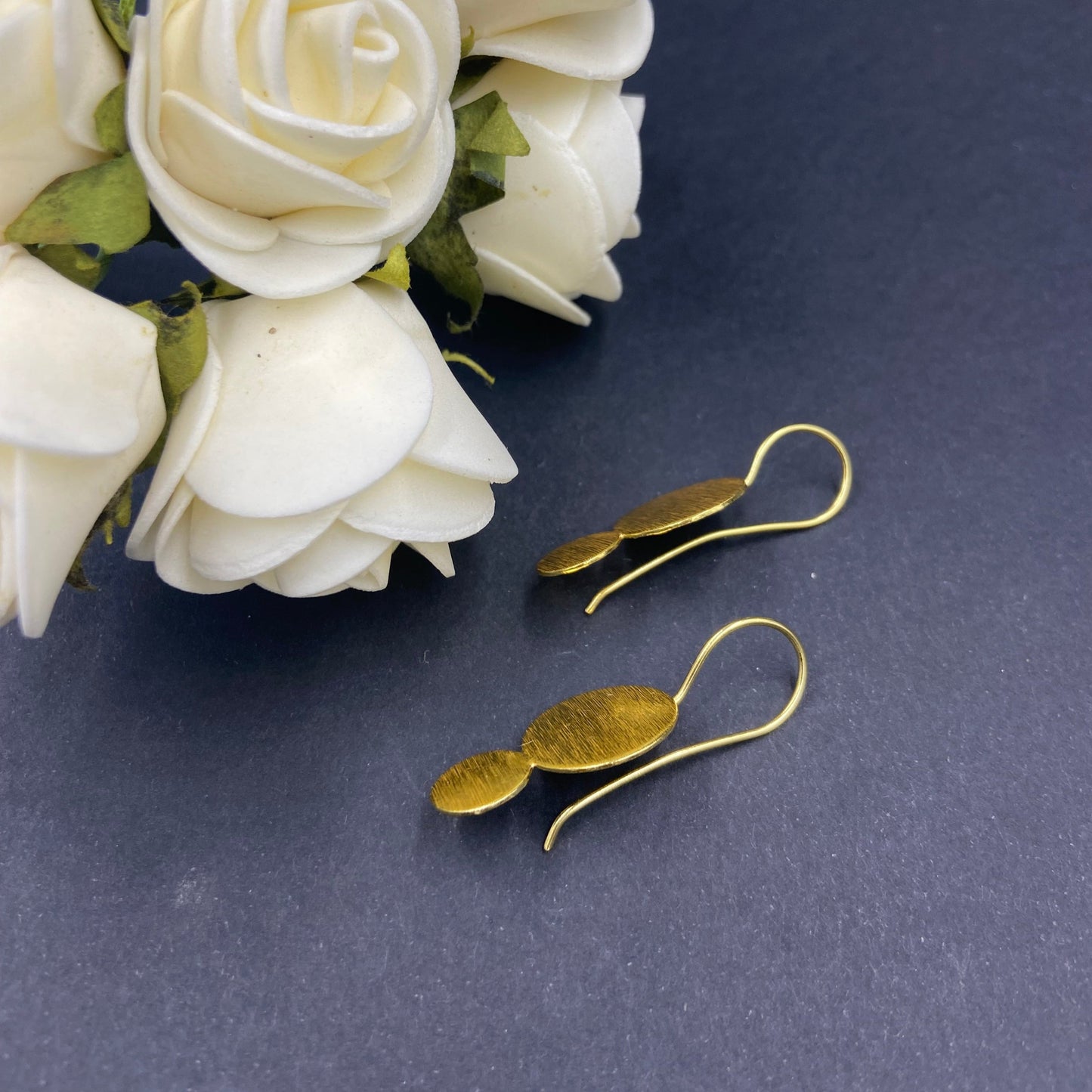 Button earring with 18kt gold plated chain