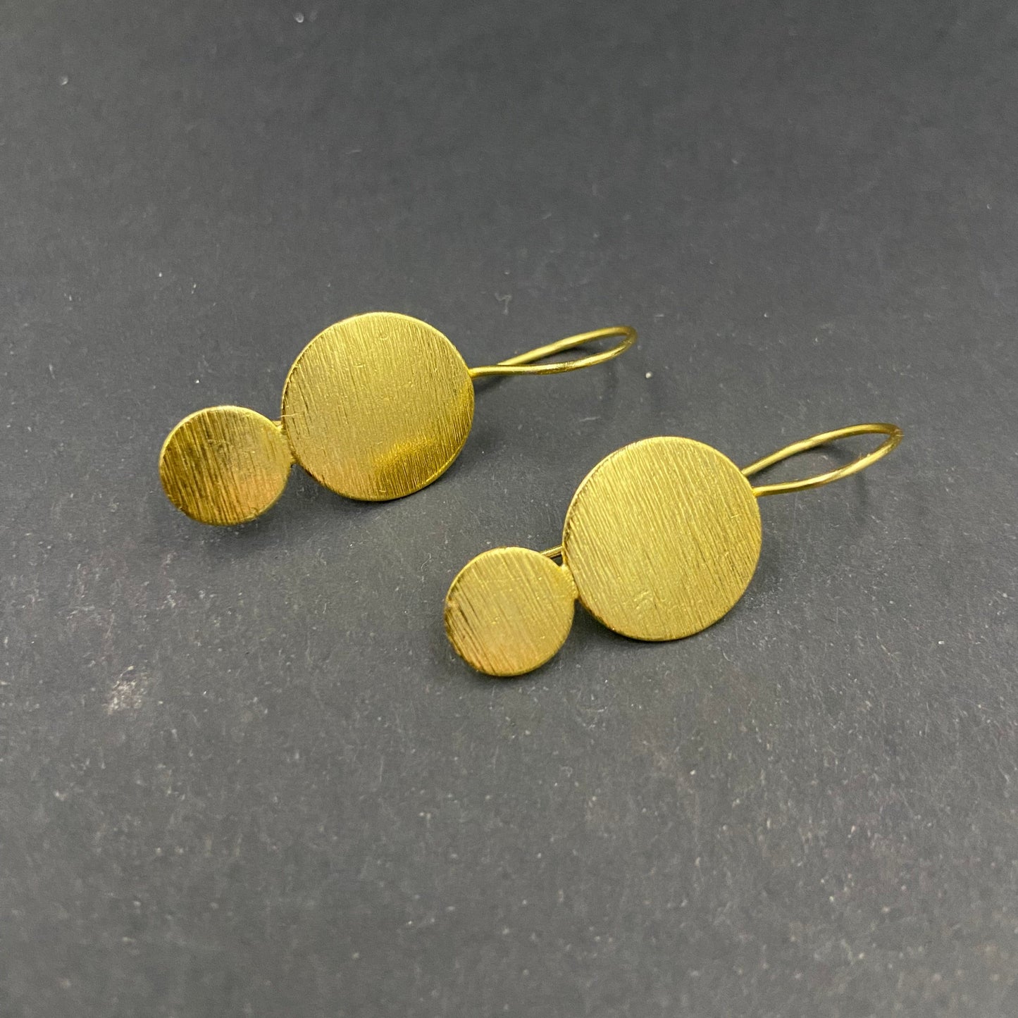 Button earring with 18kt gold plated chain