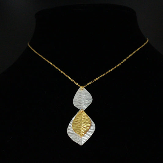 OHRRINGE MIT DREI BLÄTTERN IN GOLD UND SILBER ÜBERZOGEN