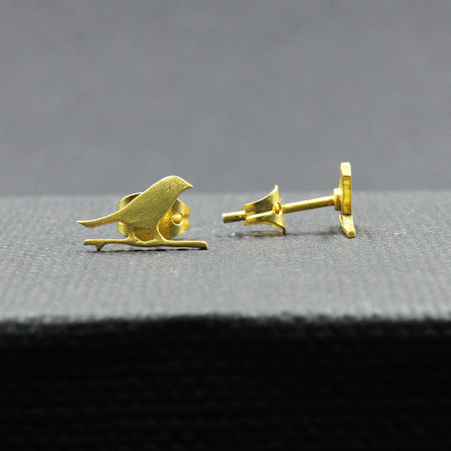 Button earring with 18kt gold plated chain