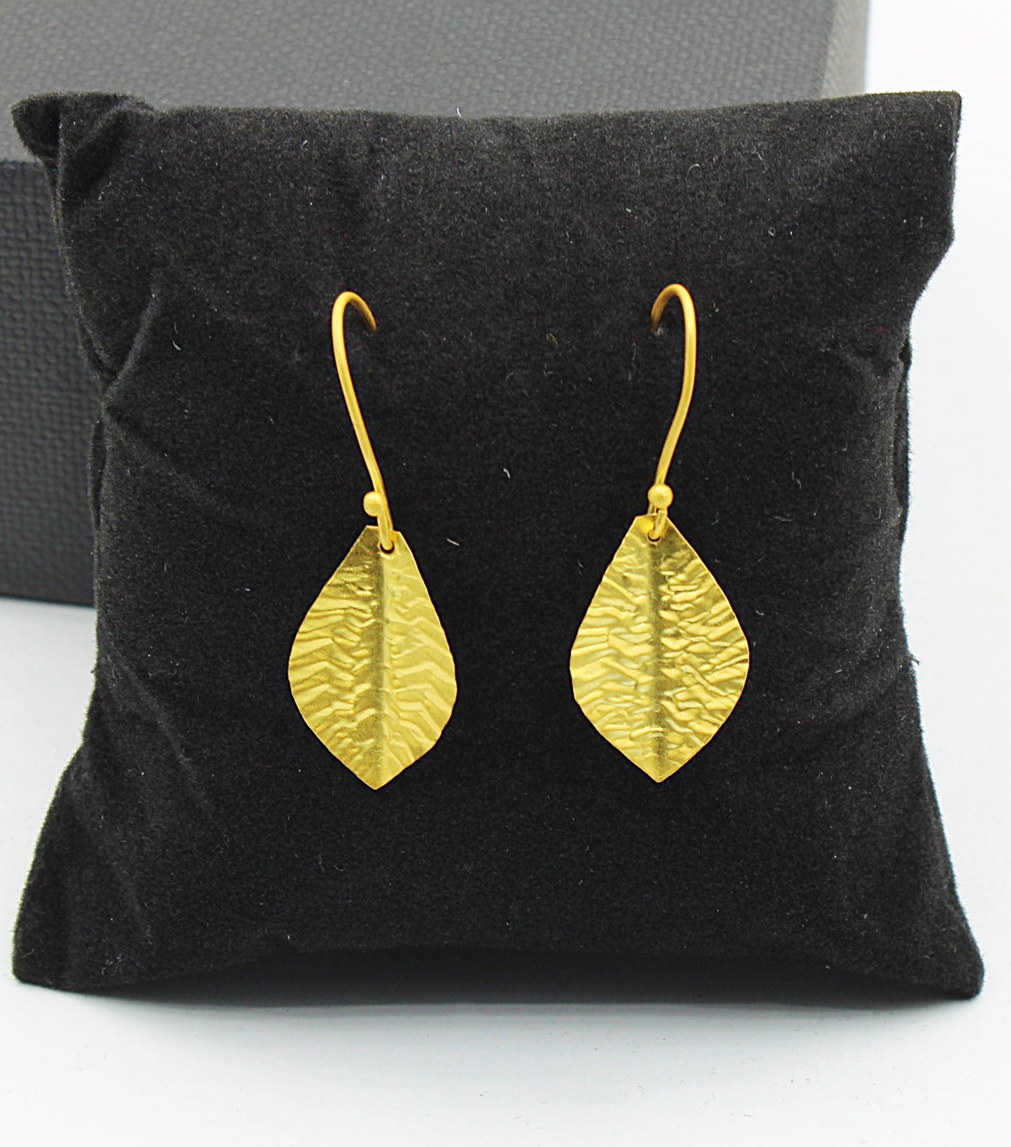 EARRINGS WITH THREE LEAVES PLATED IN GOLD AND RHODIUM