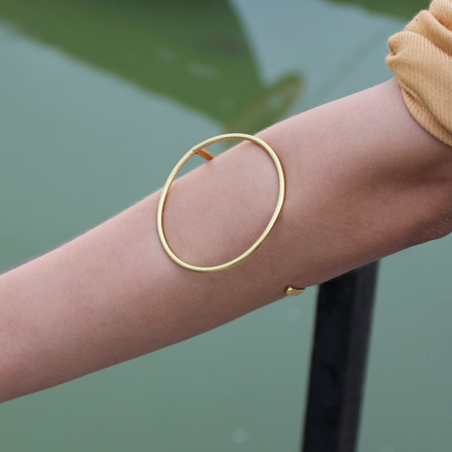 Brazalete SALERNO bañado en oro - Diseño con carácter