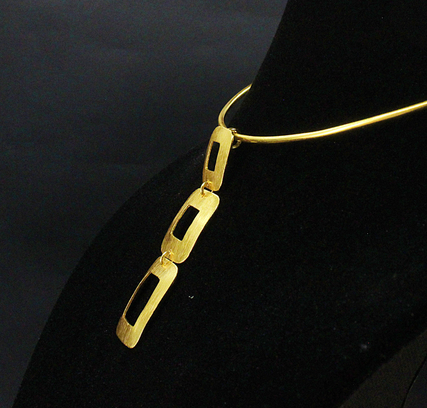 DECO choker with 18kt gold plated pendant