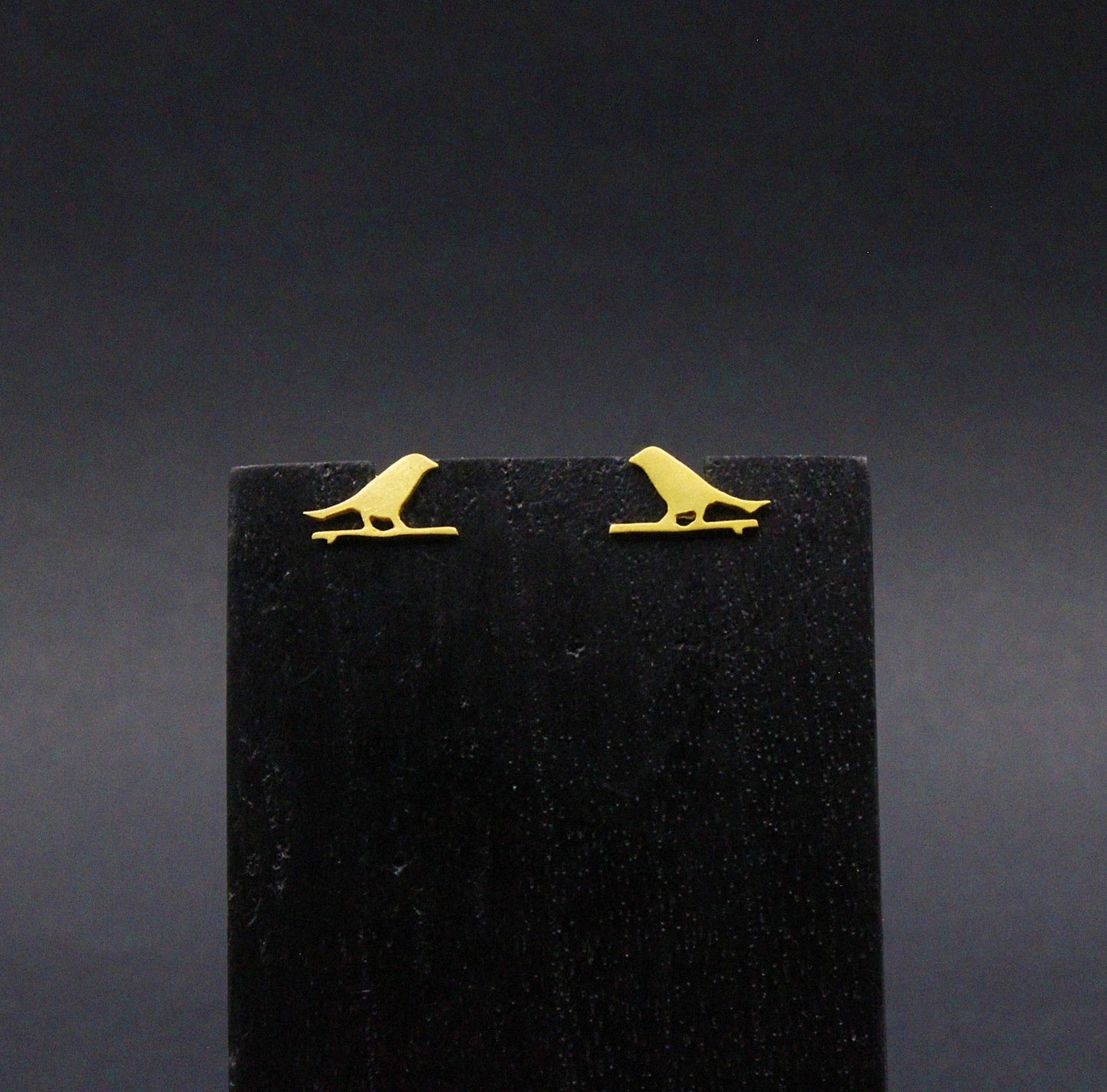 Button earring with 18kt gold plated chain