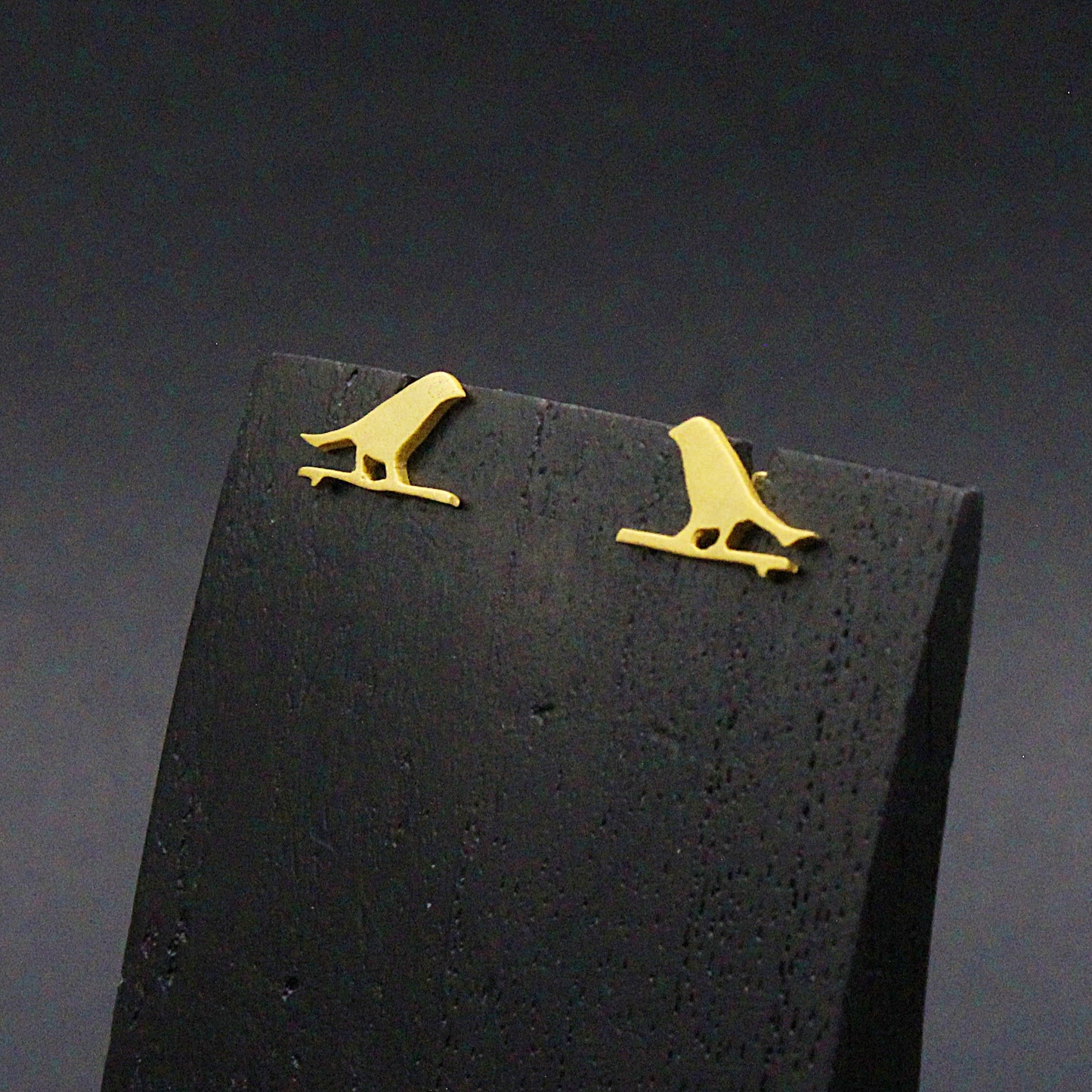 Button earring with 18kt gold plated chain