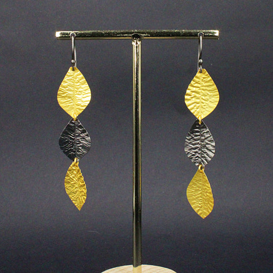 OHRRINGE MIT DREI BLÄTTERN, VERGOLDET UND RHODIUM ÜBERZOGEN