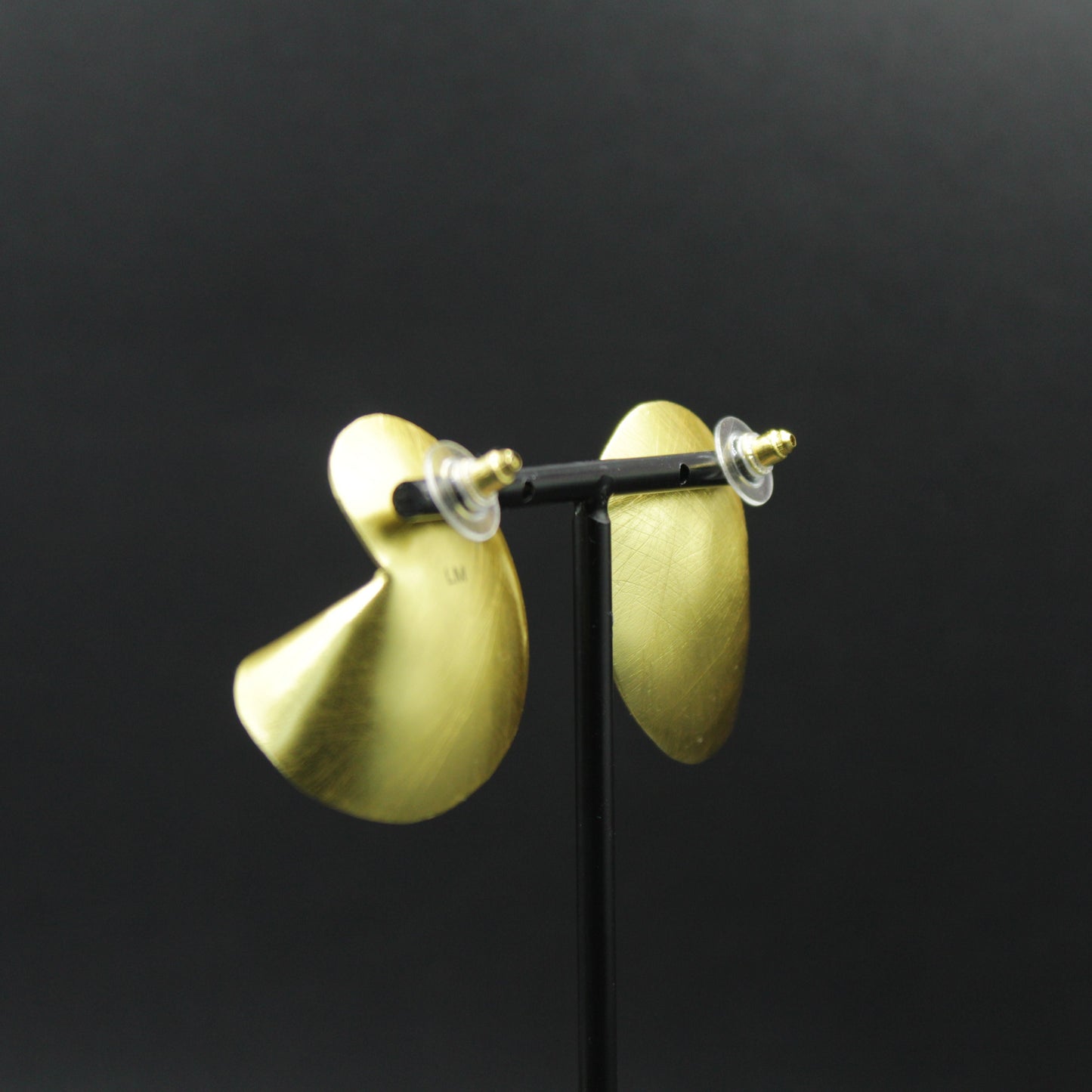 Pendientes ELBA bañados en oro - Diseño con carácter