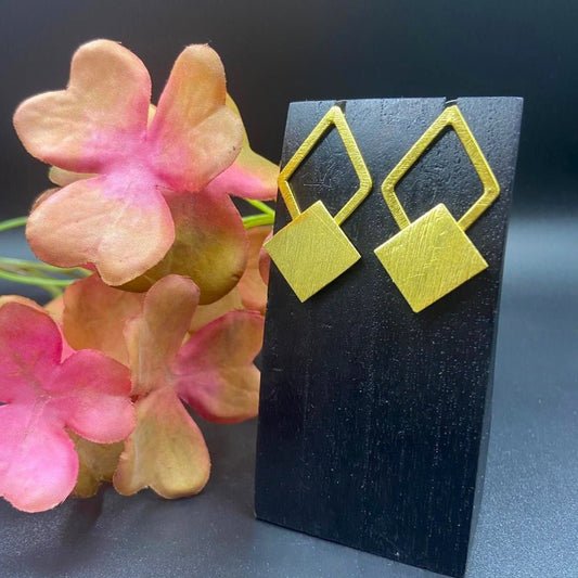 Knopfohrring mit 18-karätiger vergoldeter Kette