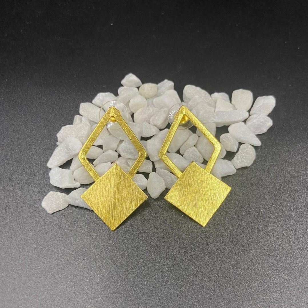Knopfohrring mit 18-karätiger vergoldeter Kette
