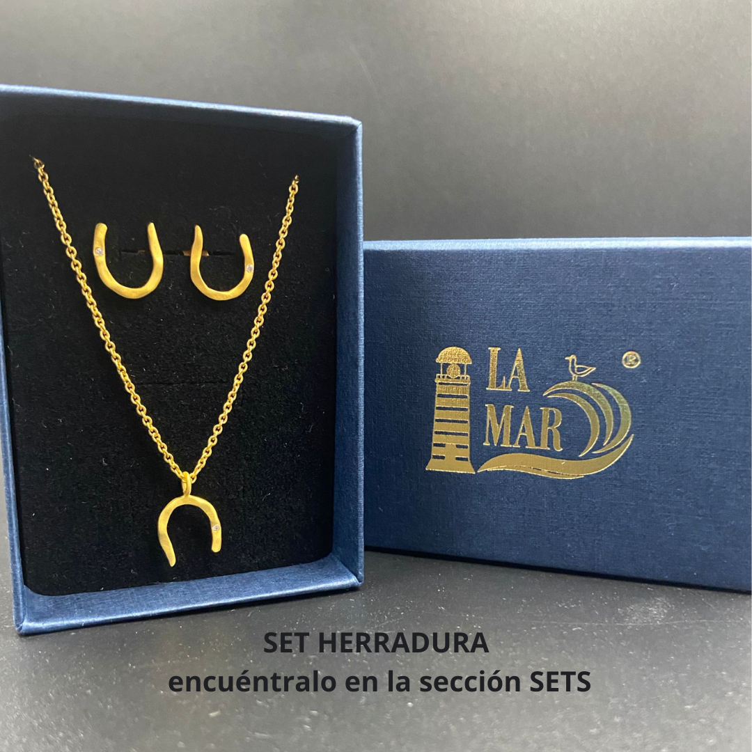 Button earring with 18kt gold plated chain