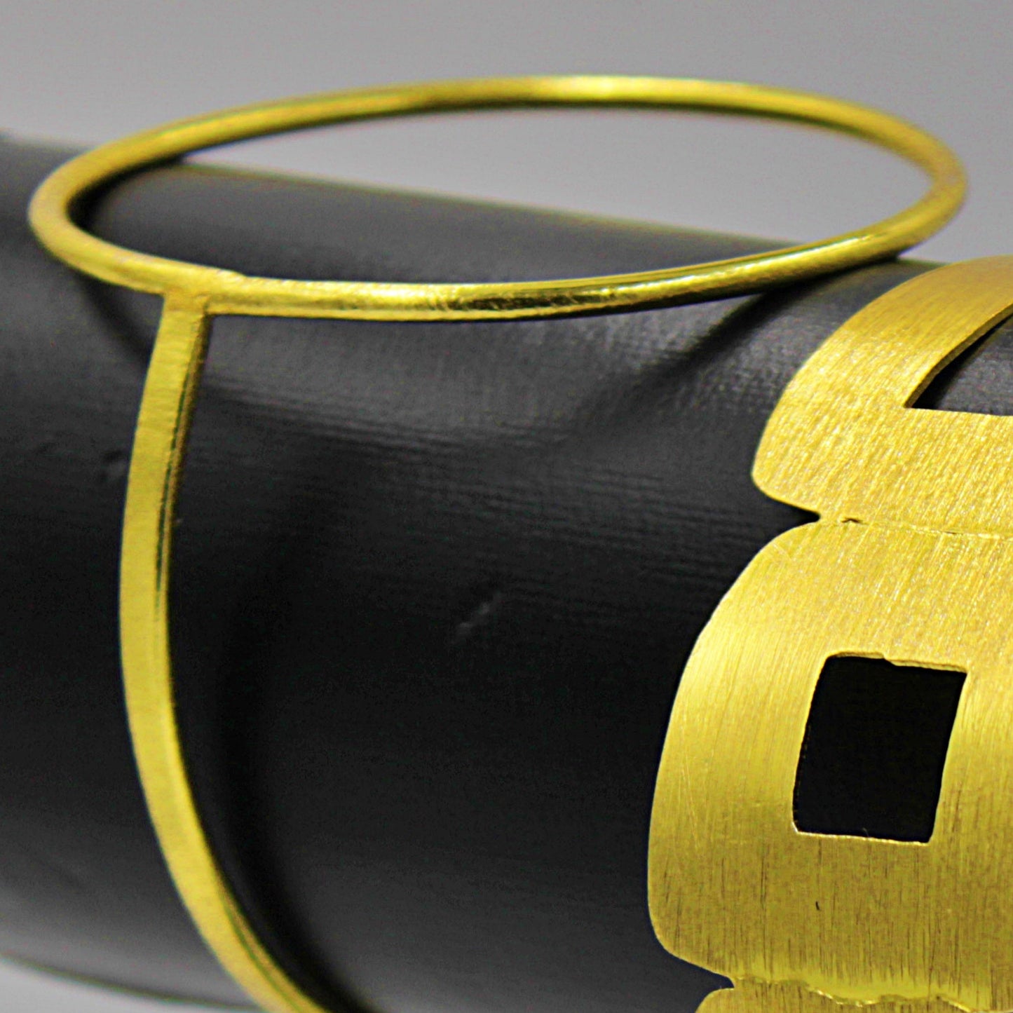 Brazalete SALERNO bañado en oro - Diseño con carácter