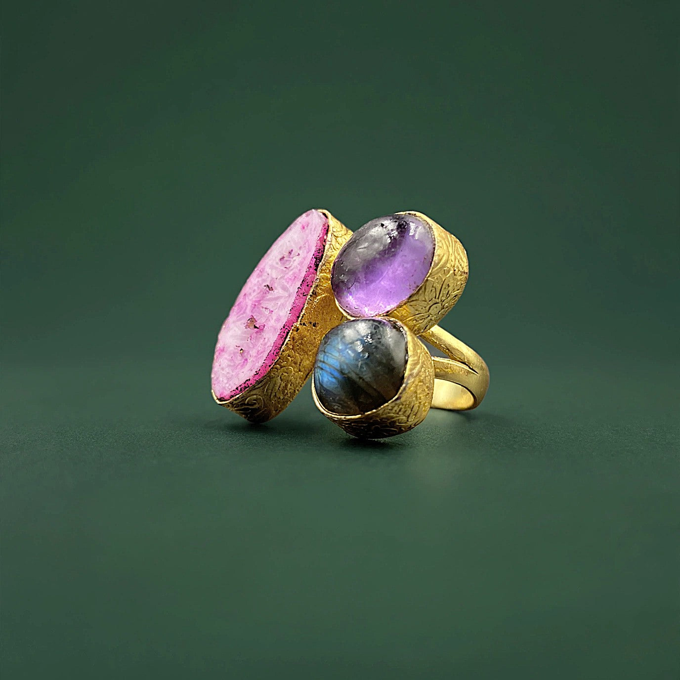 Anillo 3 piedras semipreciosas ágata, amatista y labradorita - bañado en oro