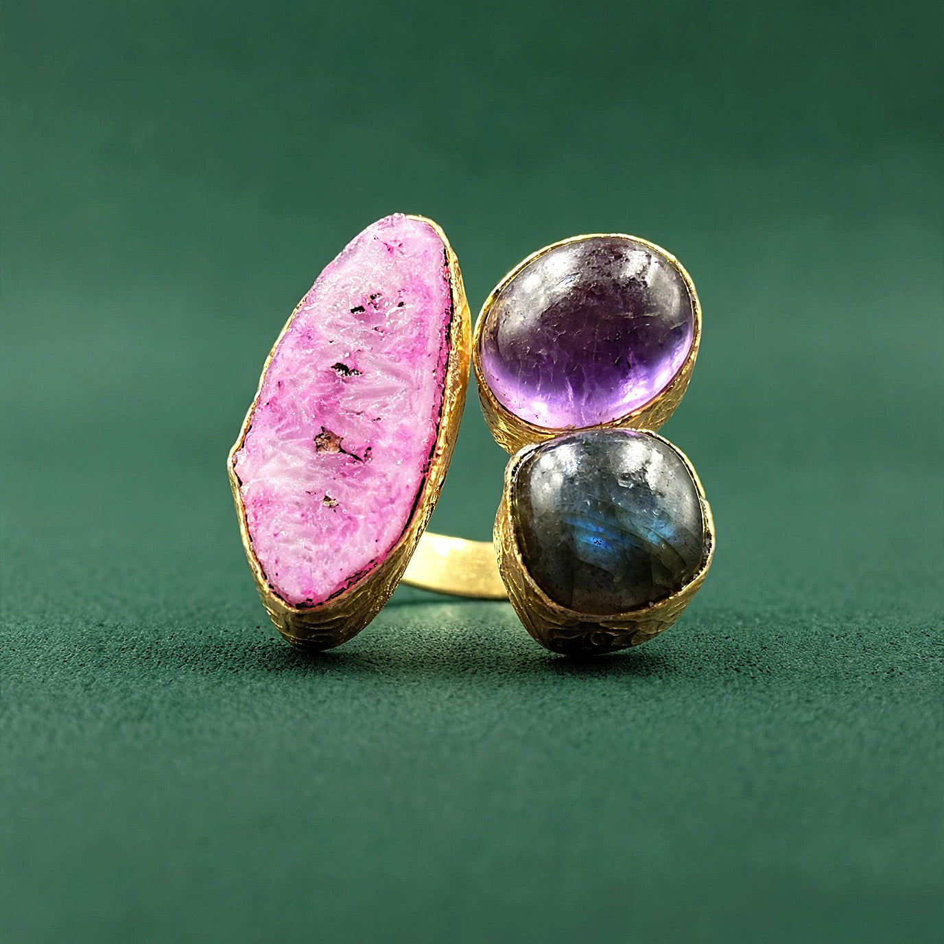 Anillo 3 piedras semipreciosas ágata, amatista y labradorita - bañado en oro