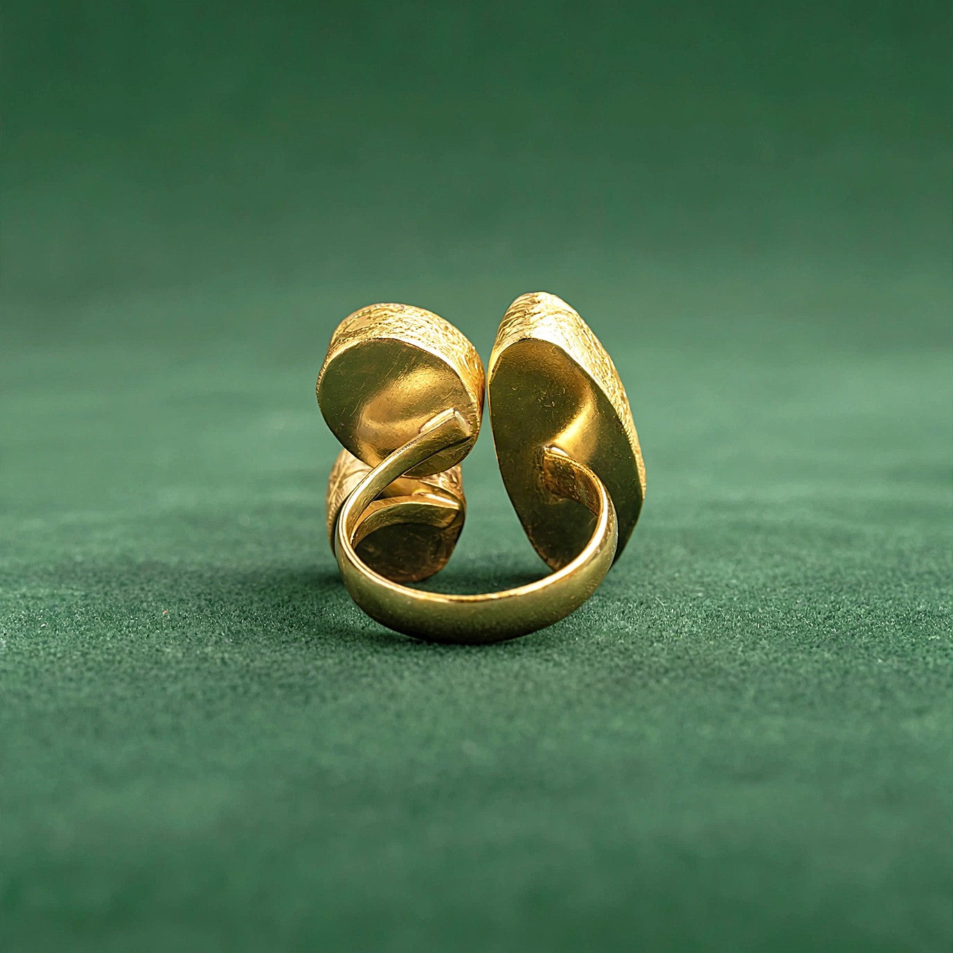 Anillo 3 piedras semipreciosas ágata, amatista y labradorita - bañado en oro