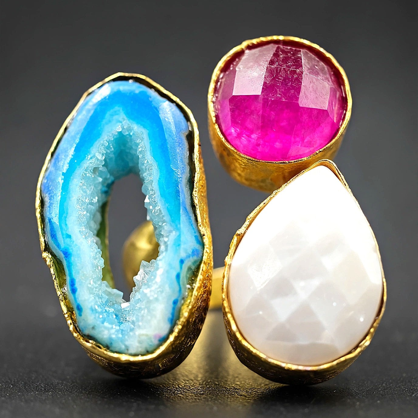Anillo 3 piedras semipreciosas rosa, celeste, blanca - bañado en oro