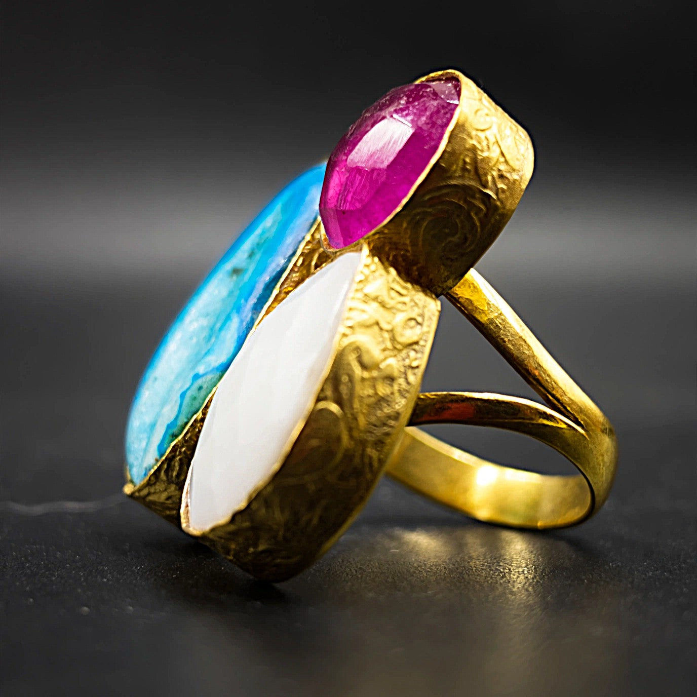 Anillo 3 piedras semipreciosas rosa, celeste, blanca - bañado en oro