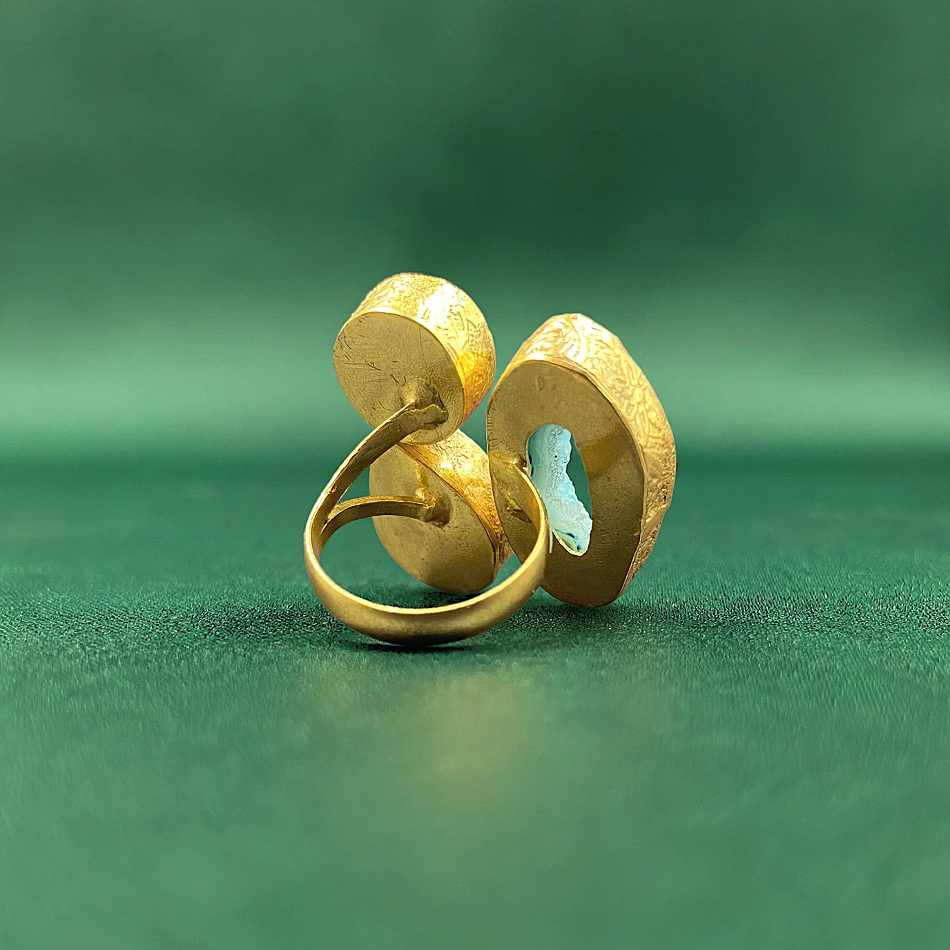 Anillo 3 piedras semipreciosas rosa, celeste, blanca - bañado en oro