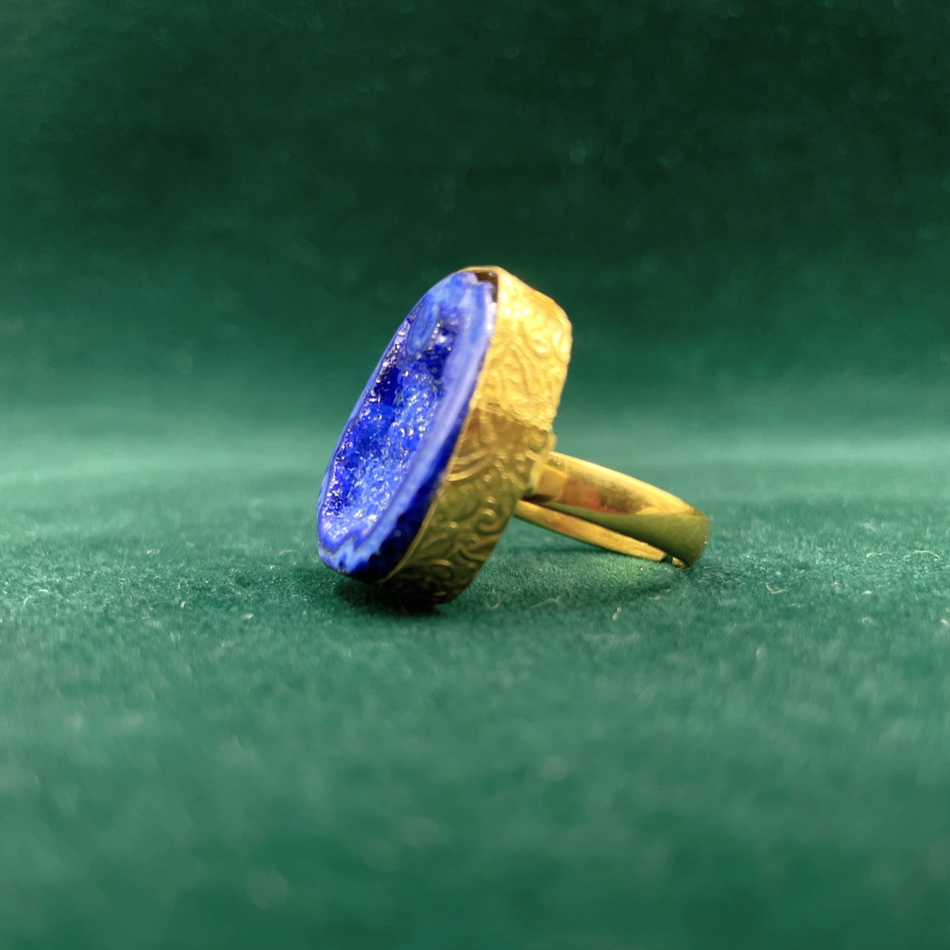Anillo bañado en oro y piedra cuarzo ágata azul intenso - baño de oro