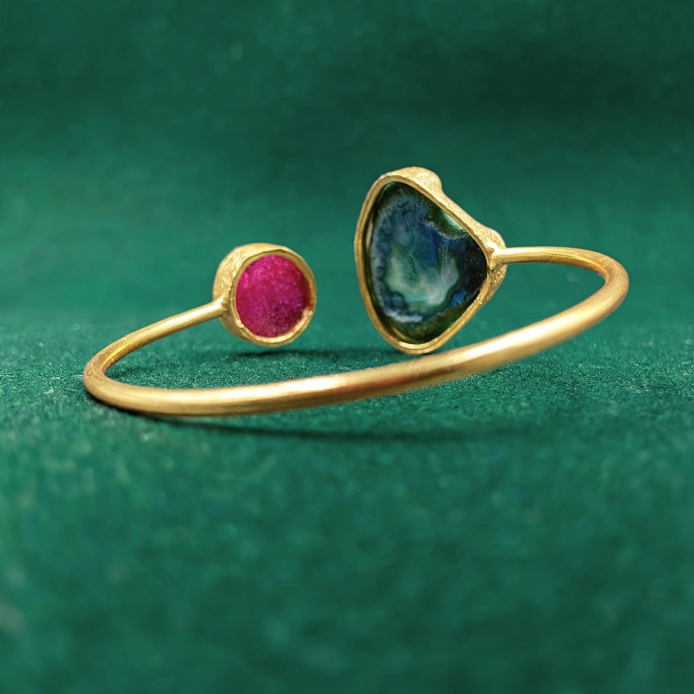 Brazalete 2 piedras cuarzo ágata rosa intenso y verde - Bañado en oro