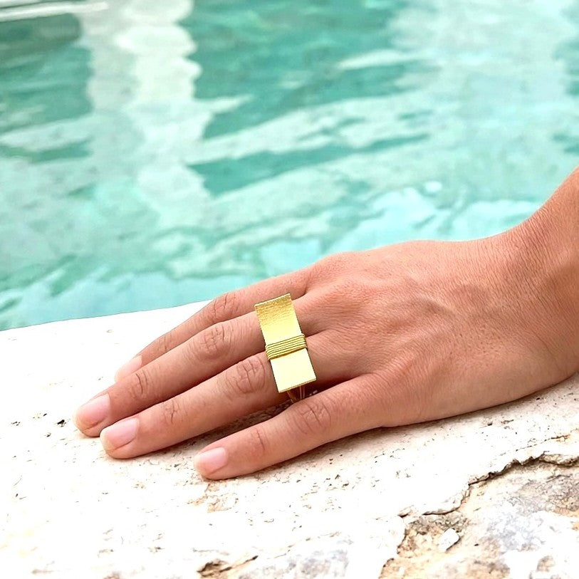 Anillo OBI bañado en oro - Diseño con carácter
