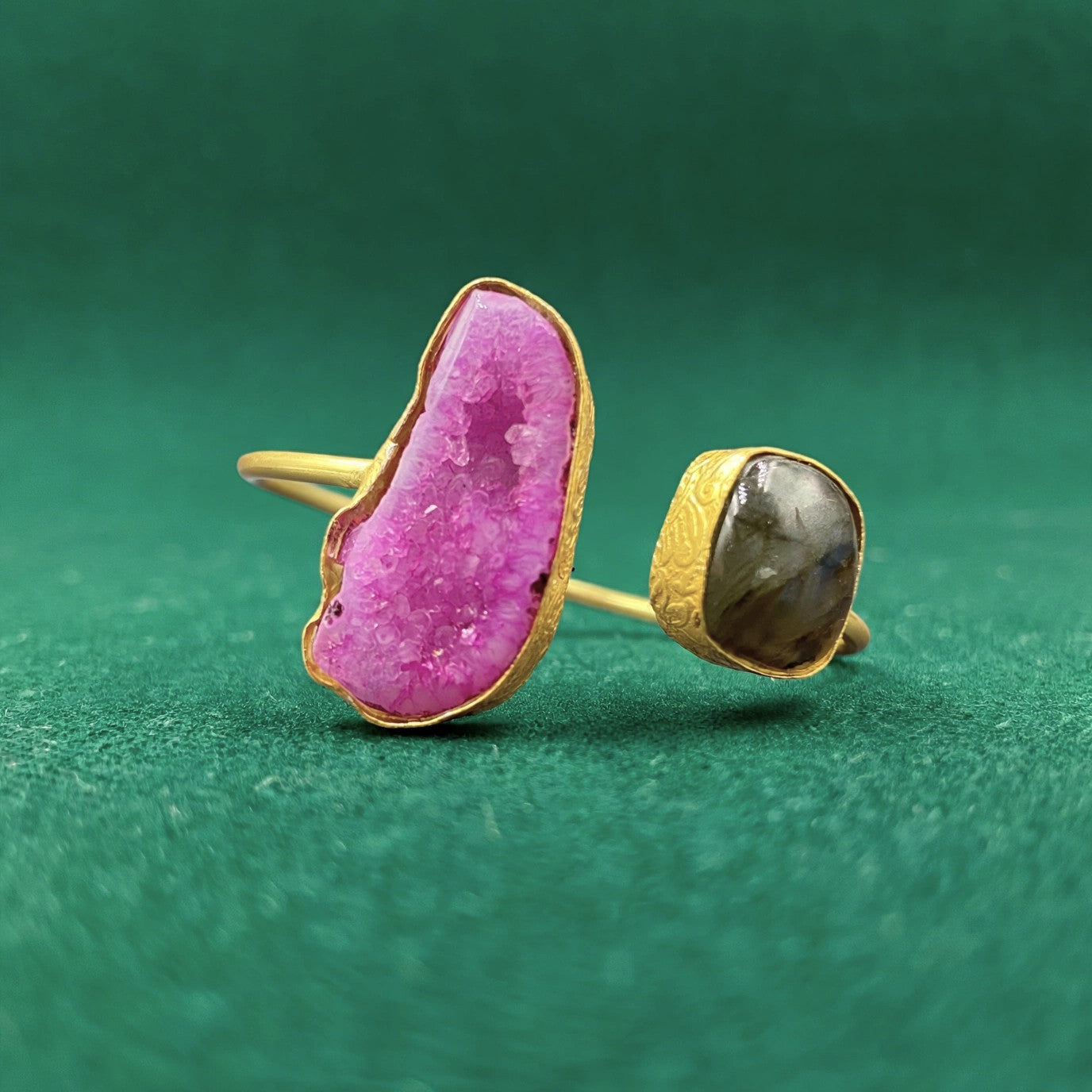 Brazalete 2 piedras cuarzo ágata rosa y labradorita - Bañado en oro