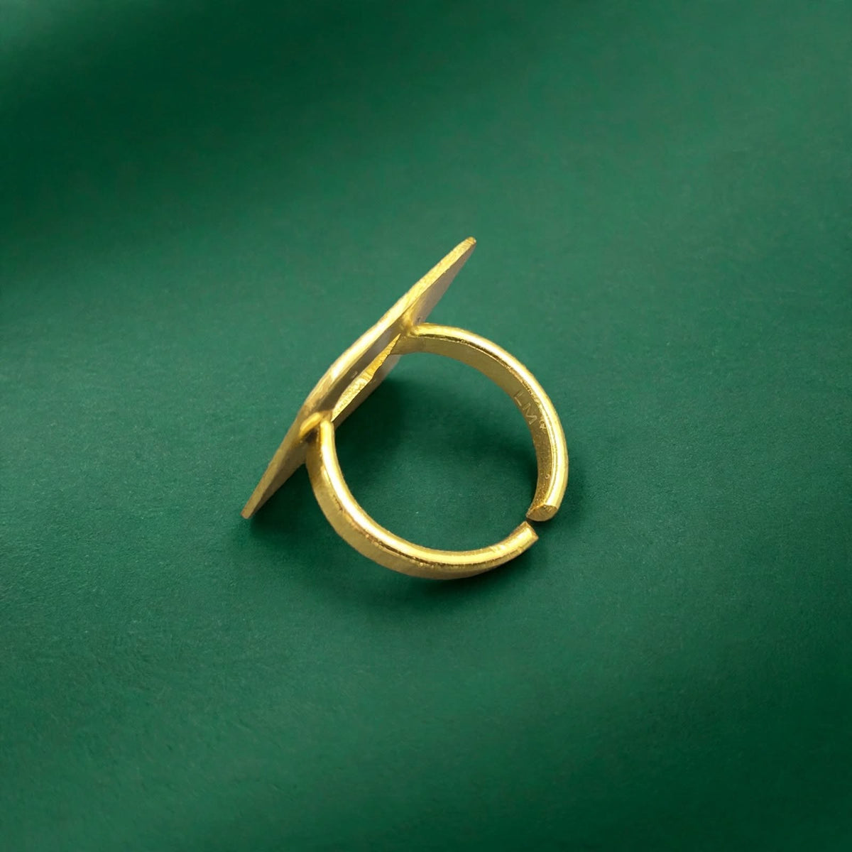 Anillo NIZA bañado en oro - Diseño con carácter