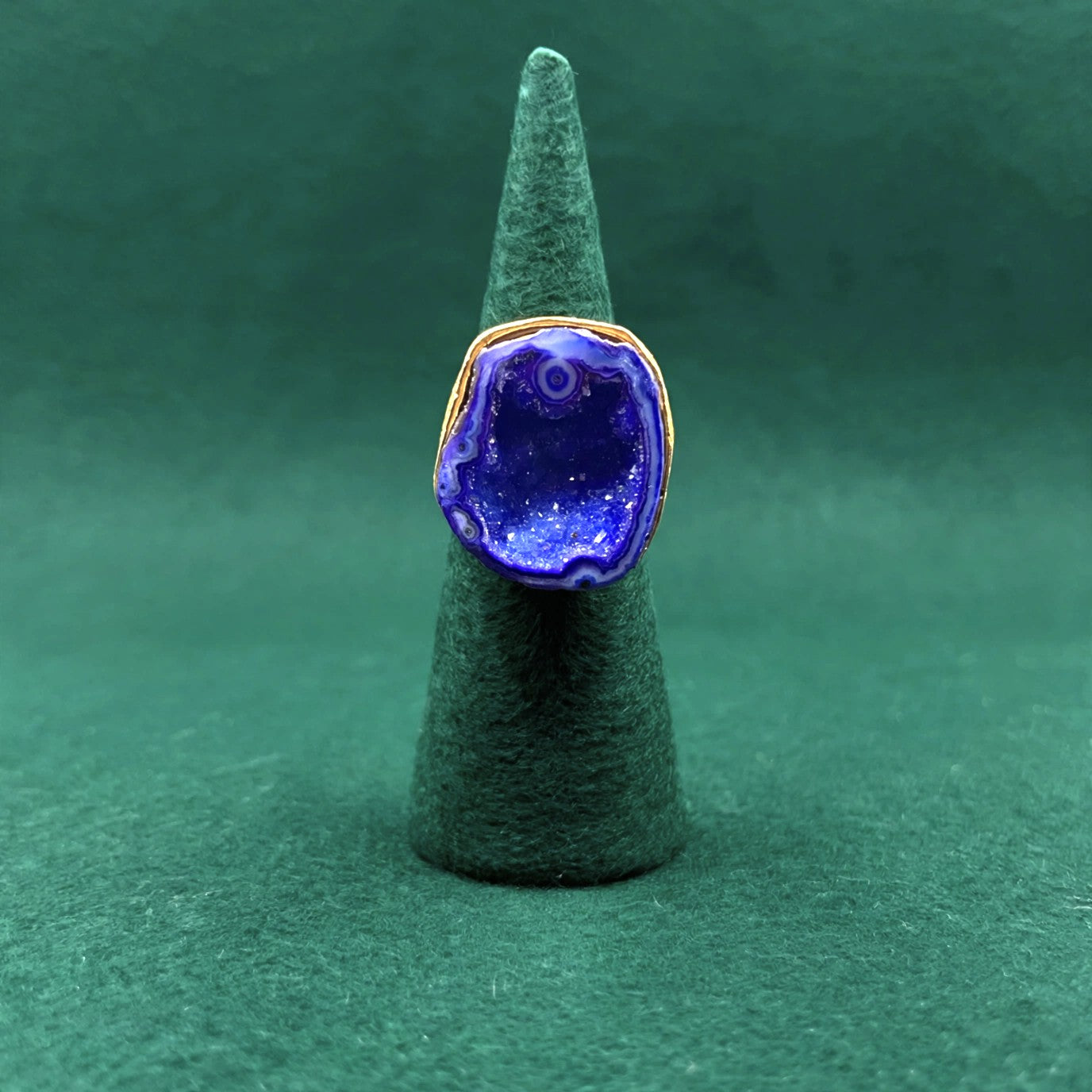 Anillo bañado en oro y piedra cuarzo ágata azul intenso - baño de oro