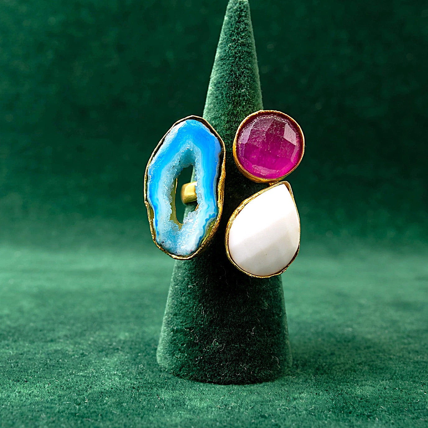 Anillo 3 piedras semipreciosas rosa, celeste, blanca - bañado en oro