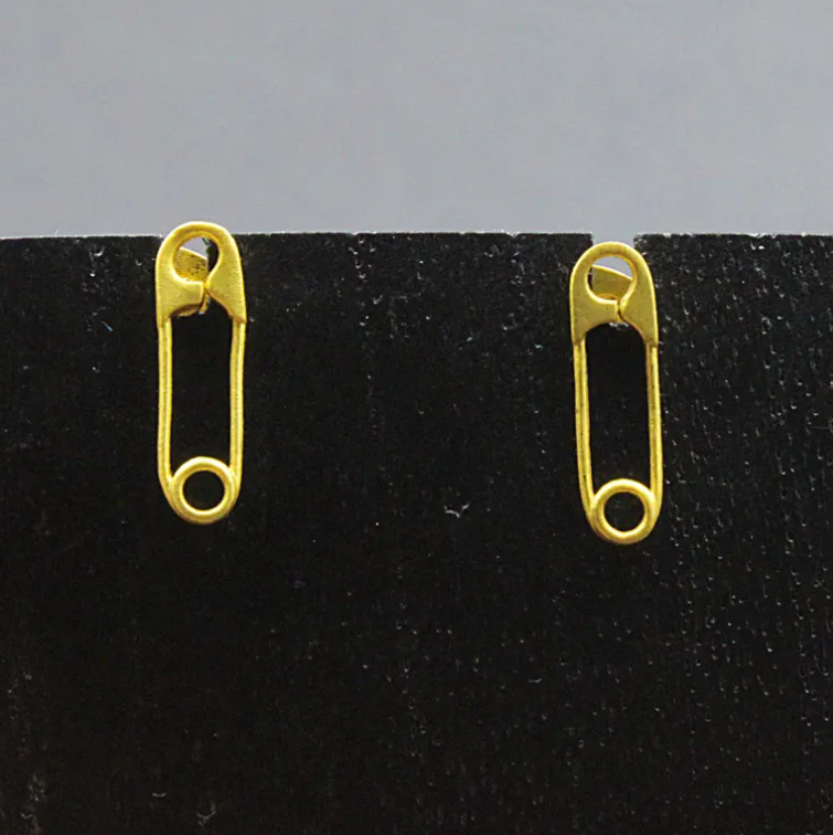 Knopfohrring mit 18-karätiger vergoldeter Kette