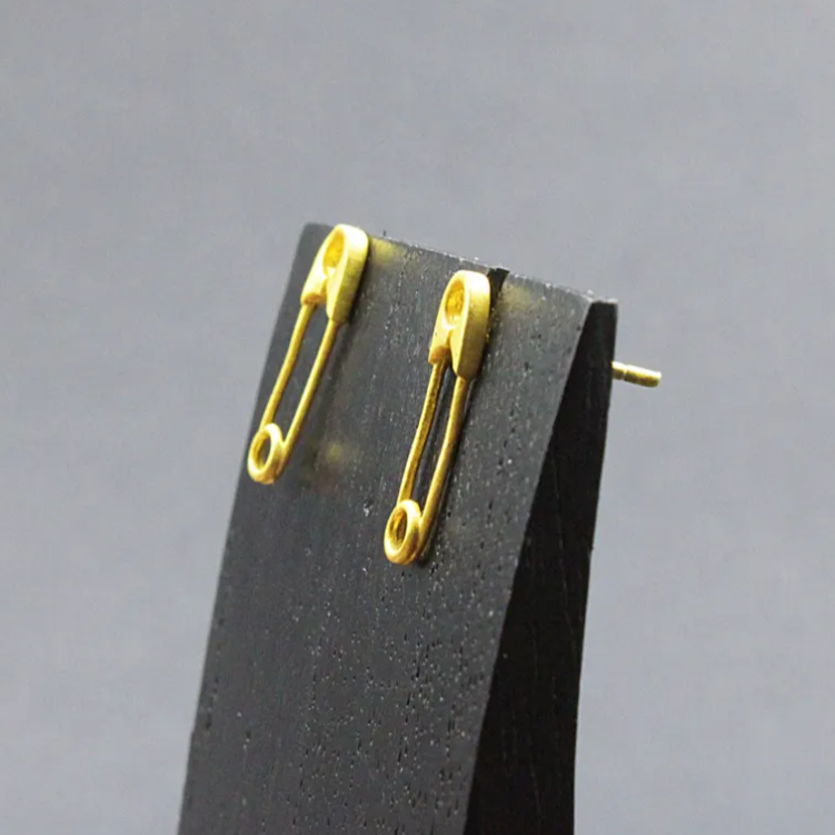 Knopfohrring mit 18-karätiger vergoldeter Kette