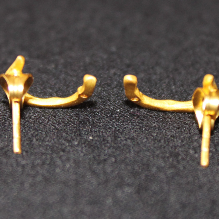 Button earring with 18kt gold plated chain