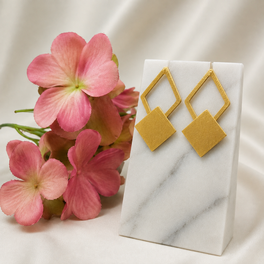 Button earring with 18kt gold plated chain