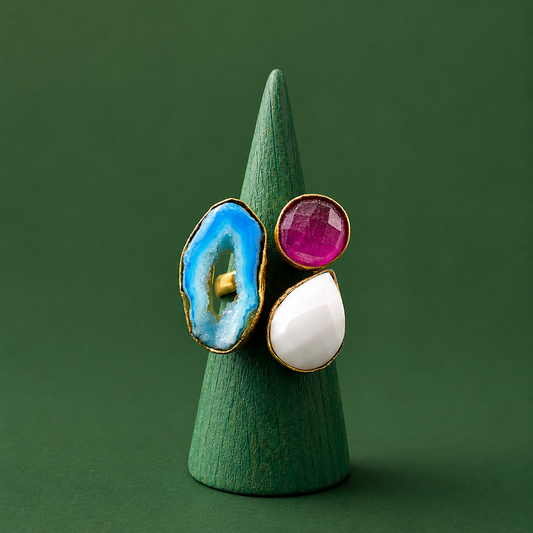 Anillo 3 piedras semipreciosas rosa, celeste, blanca - bañado en oro