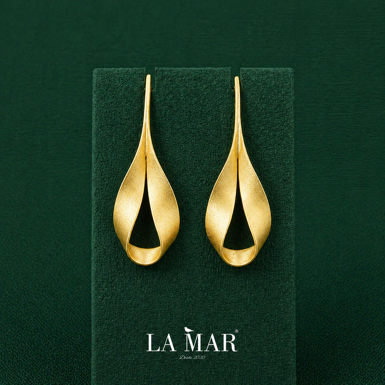 Pendientes LAZO bañados en oro - Diseño con carácter