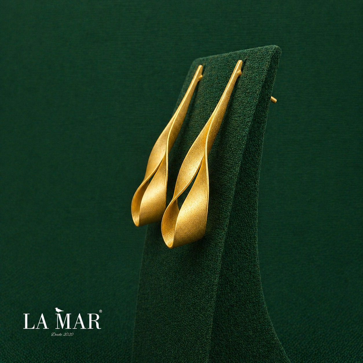 Pendientes LAZO bañados en oro - Diseño con carácter