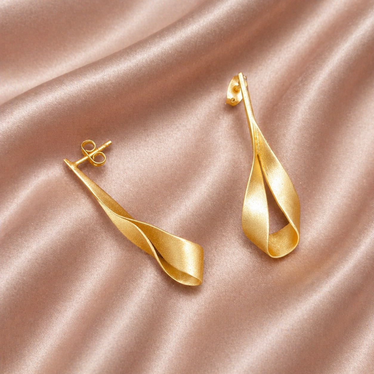 Pendientes LAZO bañados en oro - Diseño con carácter