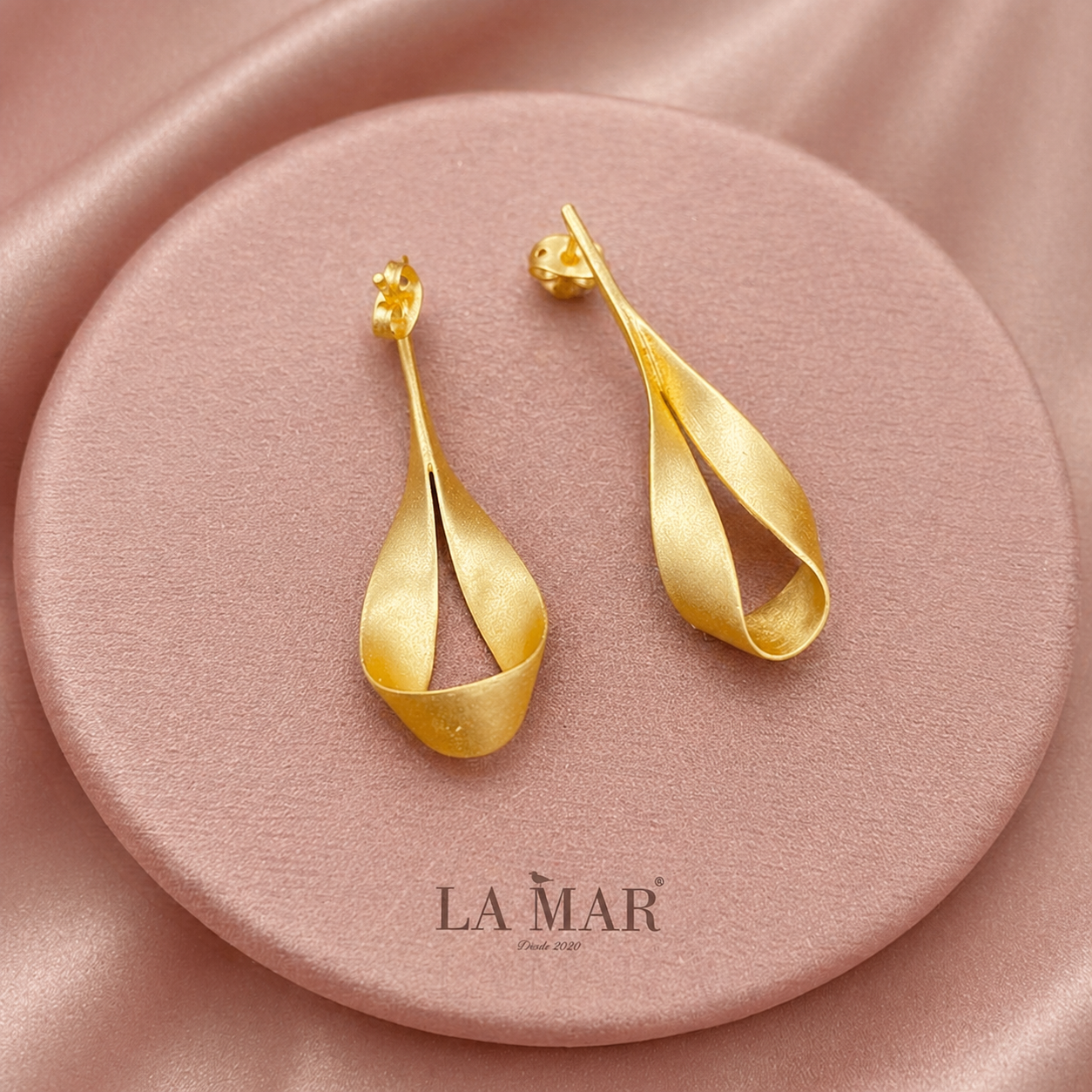 Pendientes LAZO bañados en oro - Diseño con carácter