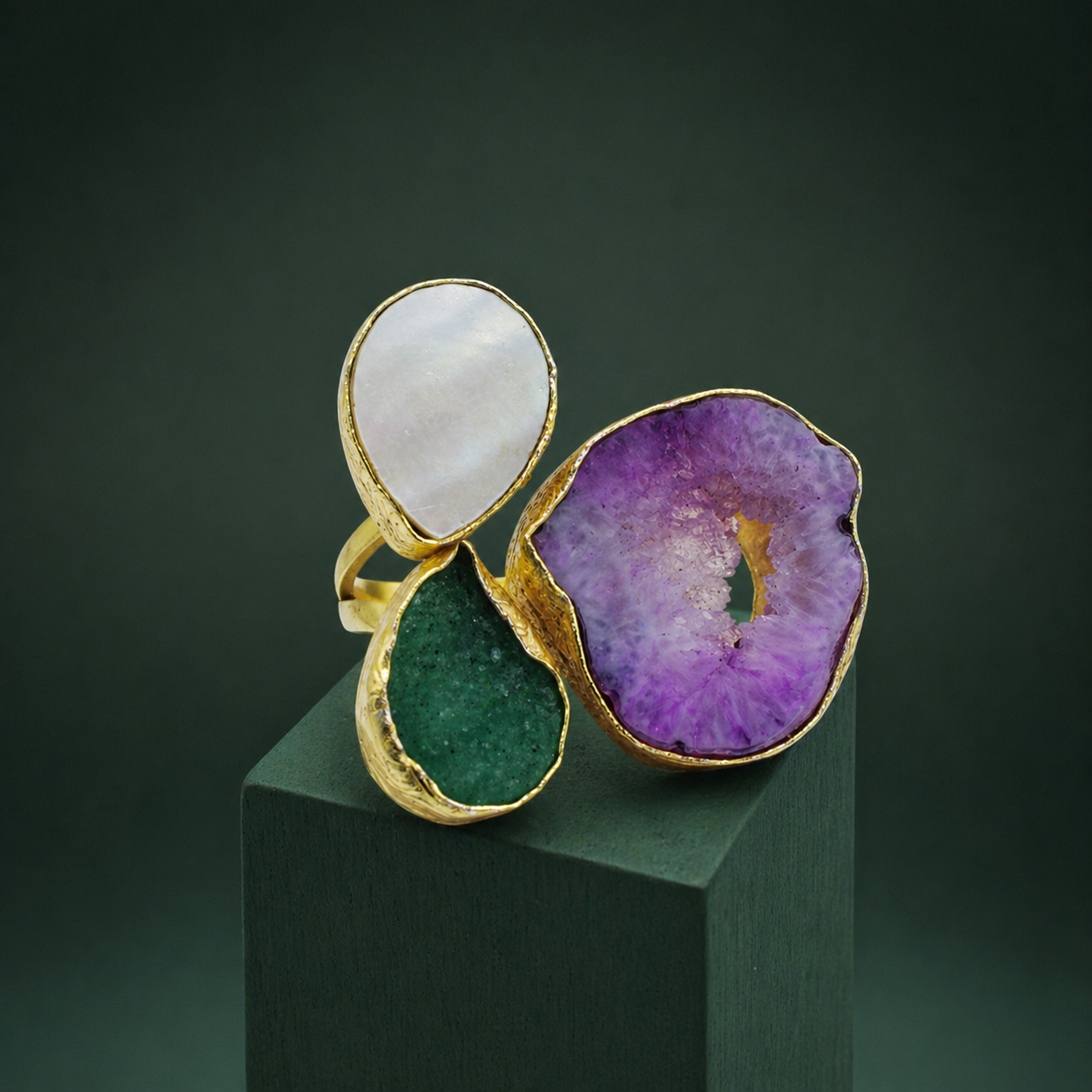 Anillo 3 piedras semipreciosas rosa, verde, blanca - bañado en oro