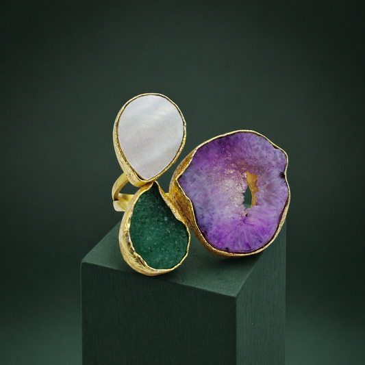 Anillo 3 piedras semipreciosas rosa, verde, blanca - bañado en oro