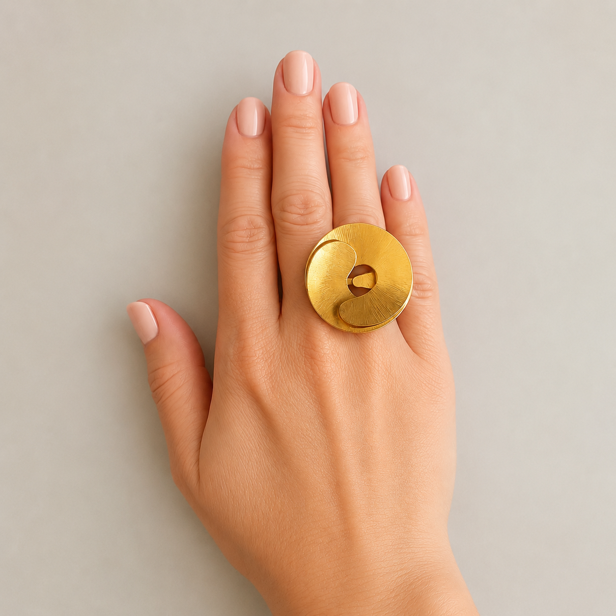 Anillo ROUE bañado en oro - Diseño con carácter