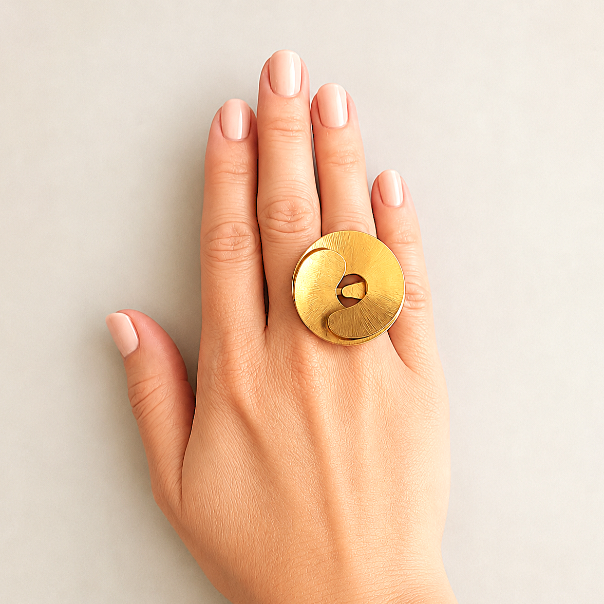 Anillo ROUE bañado en oro - Diseño con carácter