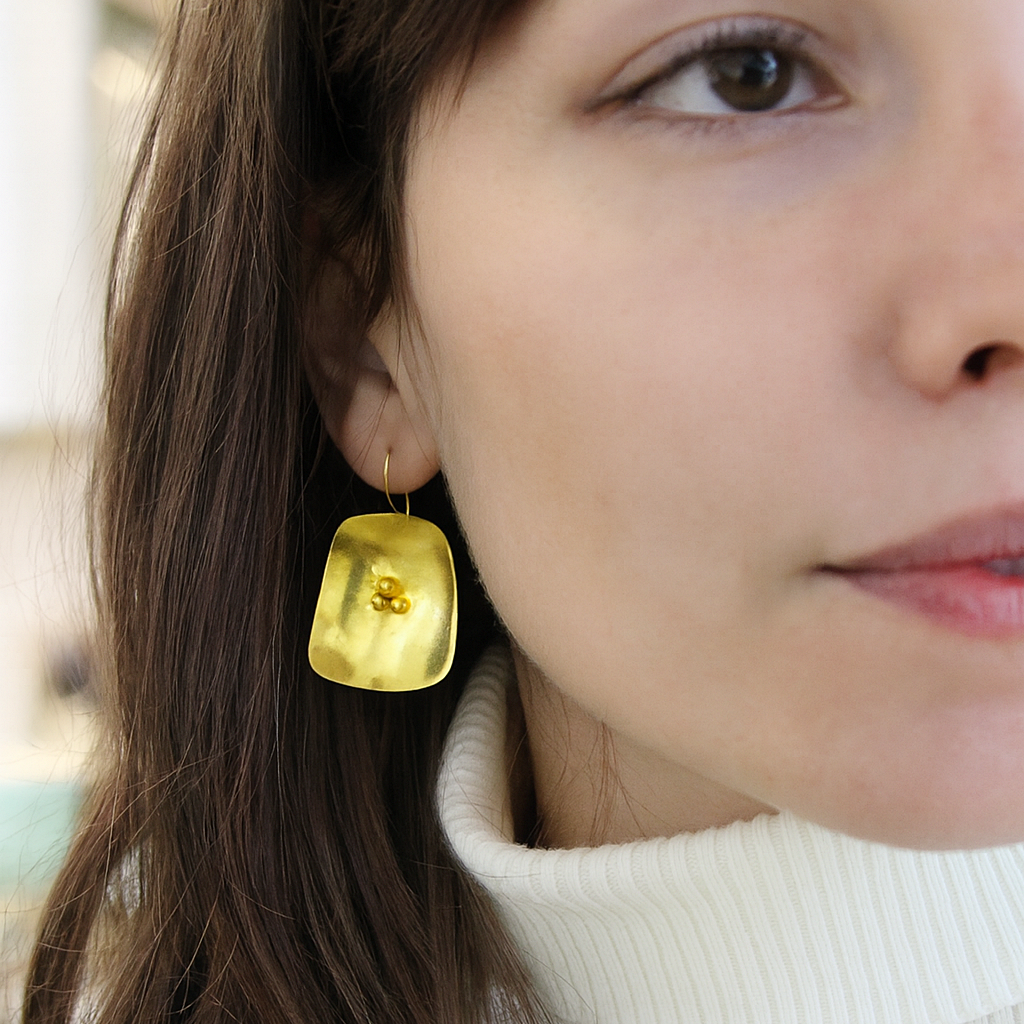 Pendientes PLATZ bañados en oro - Diseño con carácter