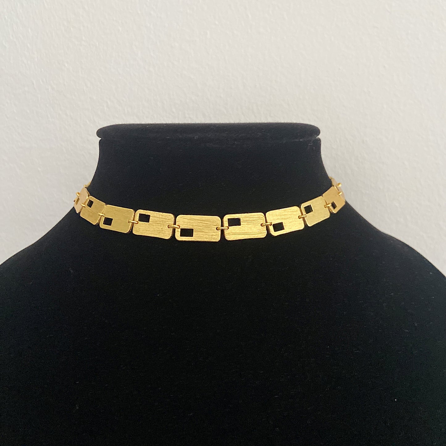 Gargantilla de diseño EL BESO, bañada en oro